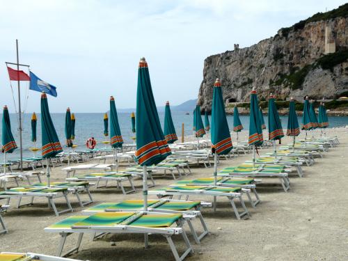 Spiaggia libera attrezzata "di Ponente" (Ph: Provincia di Savona)
